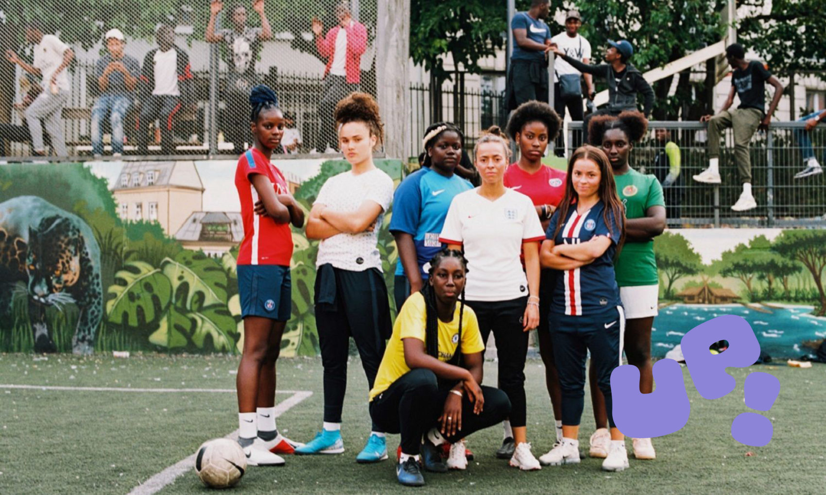 Photo du groupe de jeune femme du film Footeuses, en groupe sur un terrain de foot