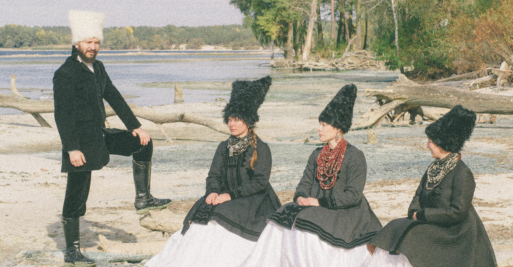 Le groupe DakhaBrakha sur une place en costumes traditionnels ukrainiens 