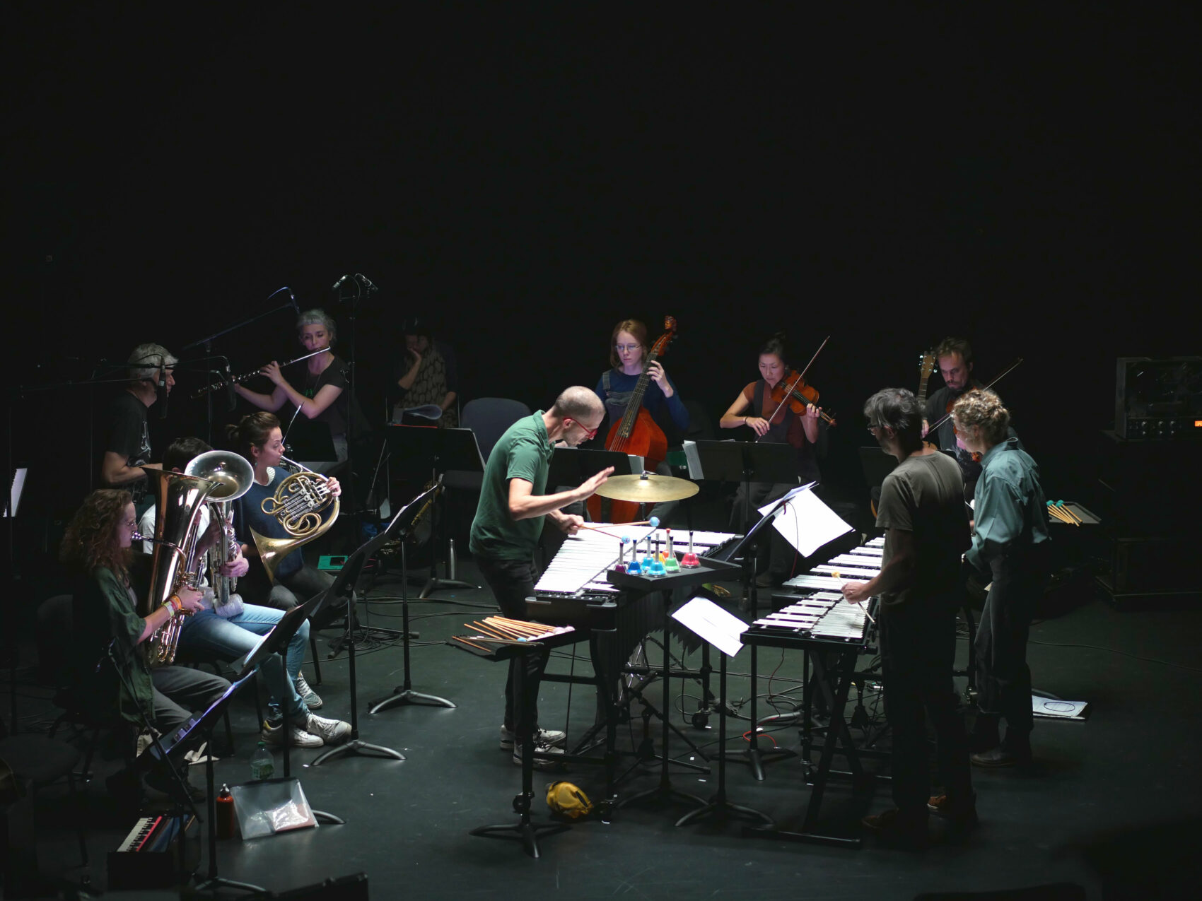 Résidence de l'ensemble 0 avec une dizaine de musiciens et musiciennes en répétition sur le plateau 