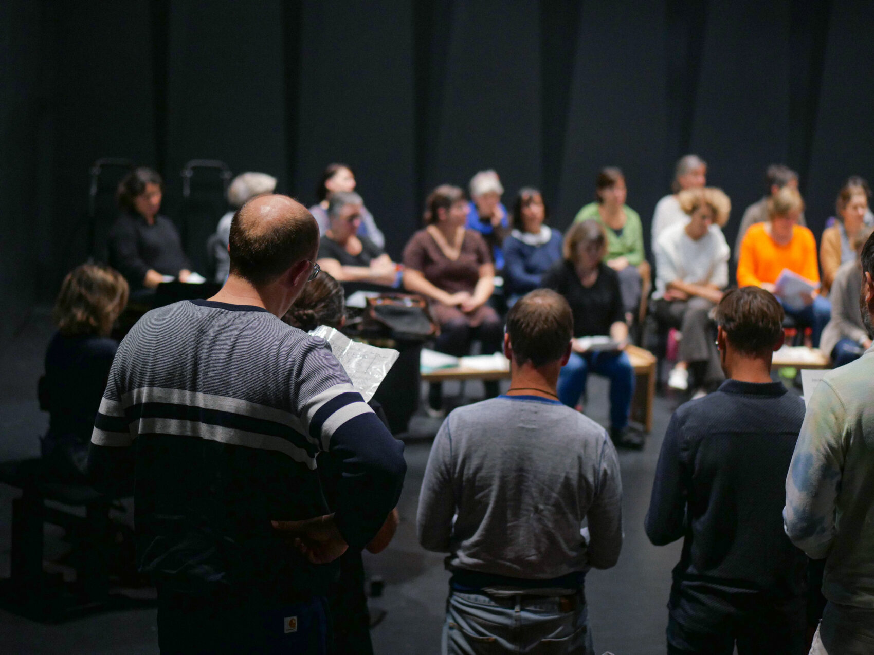 Photo de la chorale en répétition sur la scène de l'Auditorium